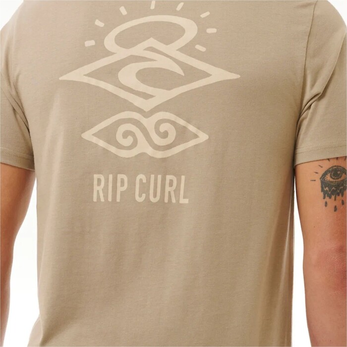 2024 Rip Curl Hombres Search Icon Tee 0CBMTE - Sand Dune